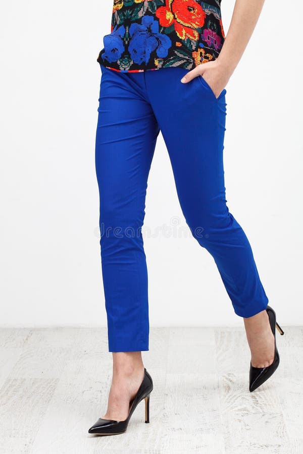 Vrouw in de blauwe broek op de witte achtergrond royalty-vrije stock fotografie Vrouw in de blauwe broek op de witte achtergrond royalty-vrije stock fotografie