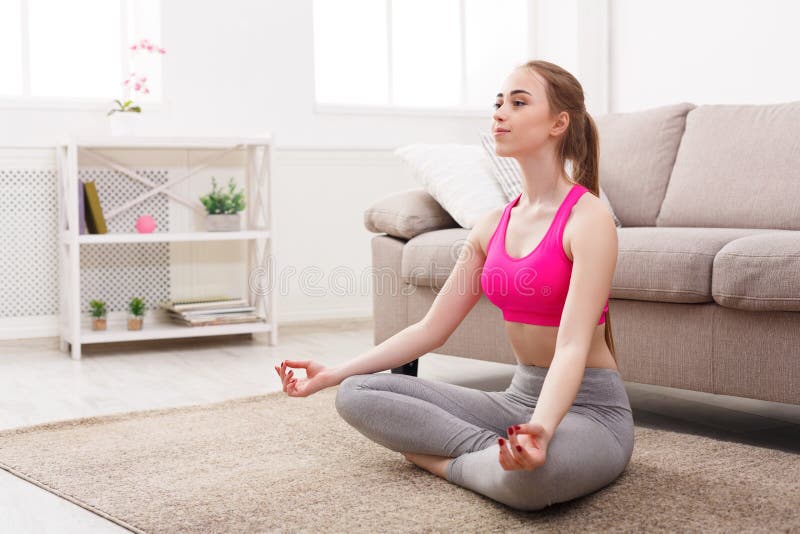 Vrouw de opleidingsyoga in lotusbloem stelt royalty-vrije stock foto Vrouw de opleidingsyoga in lotusbloem stelt royalty-vrije stock foto
