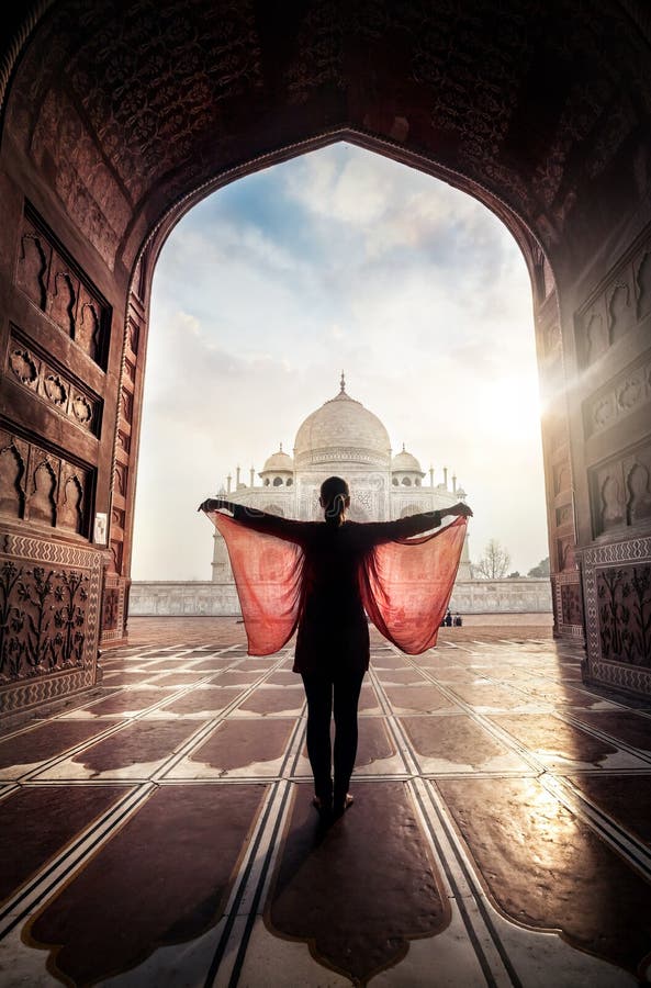Vrouw dichtbij Taj Mahal royalty-vrije stock fotografie Vrouw dichtbij Taj Mahal royalty-vrije stock fotografie