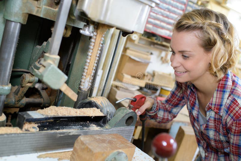 Vrouw die aan boringsmachines werken in metaalbewerkende winkel royalty-vrije stock foto's Vrouw die aan boringsmachines werken in metaalbewerkende winkel royalty-vrije stock foto's