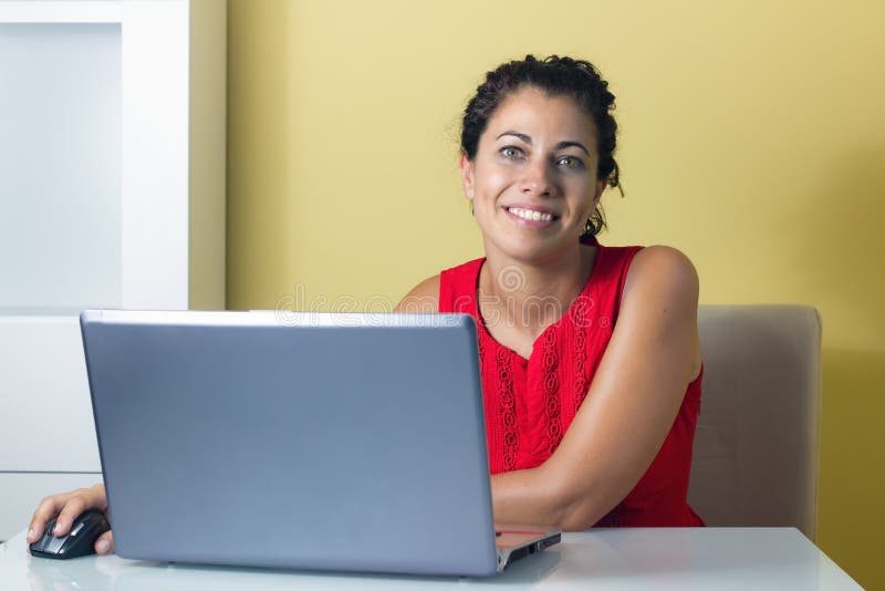 Vrouw die aan Computer werkt royalty-vrije stock fotografie Vrouw die aan Computer werkt royalty-vrije stock fotografie