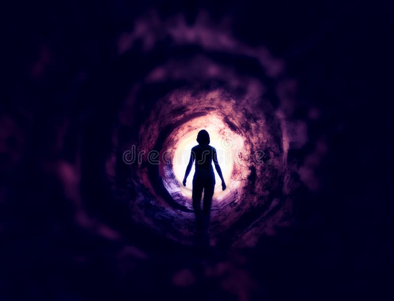 Vrouw die aan het licht lopen Geheime en dromerige tunnel royalty-vrije stock afbeeldingen Vrouw die aan het licht lopen Geheime en dromerige tunnel royalty-vrije stock afbeeldingen
