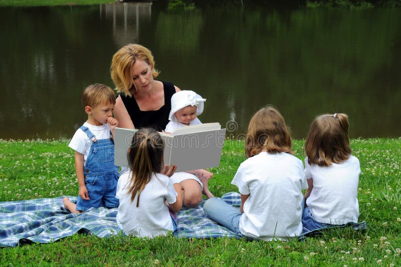Vrouw die aan Kinderen leest stock afbeelding Vrouw die aan Kinderen leest stock afbeelding