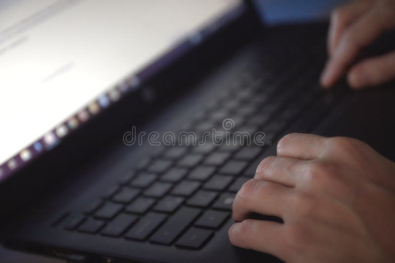 Vrouw die aan laptop in de hand van het huisbureau op toetsenbord dicht uitwerken in een donker milieu stock afbeelding Vrouw die aan laptop in de hand van het huisbureau op toetsenbord dicht uitwerken in een donker milieu stock afbeelding
