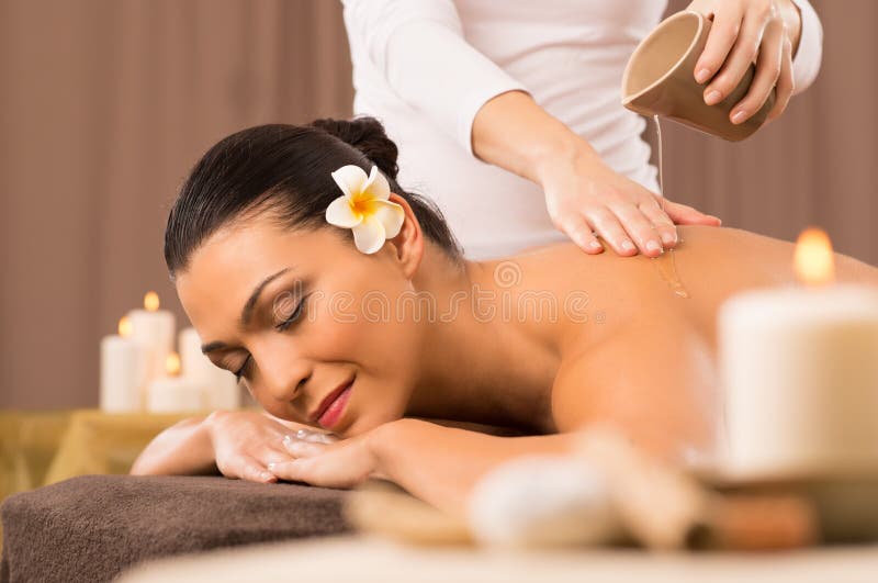 Vrouw die Achter de Oliemassage hebben van A stock afbeeldingen Vrouw die Achter de Oliemassage hebben van A stock afbeeldingen