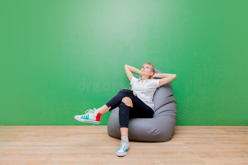 Vrouw die als voorzitter na zich het bewegen aan een nieuwe flat rusten stock fotografie Vrouw die als voorzitter na zich het bewegen aan een nieuwe flat rusten stock fotografie