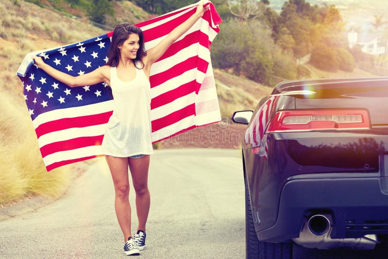 Vrouw die Amerikaanse vlag houden royalty-vrije stock foto Vrouw die Amerikaanse vlag houden royalty-vrije stock foto