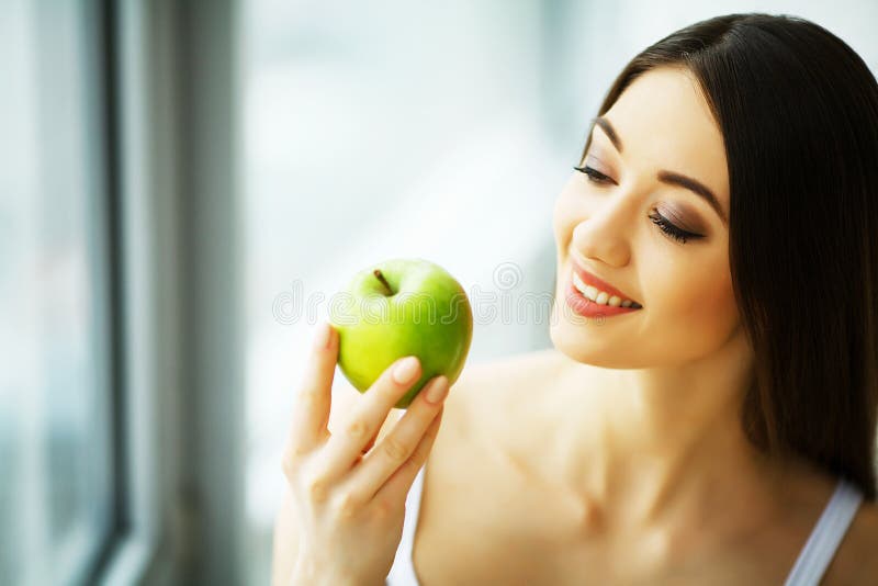 Vrouw die appel eten Mooi Meisje met Witte Tanden die Apple bijten stock foto's Vrouw die appel eten Mooi Meisje met Witte Tanden die Apple bijten stock foto's