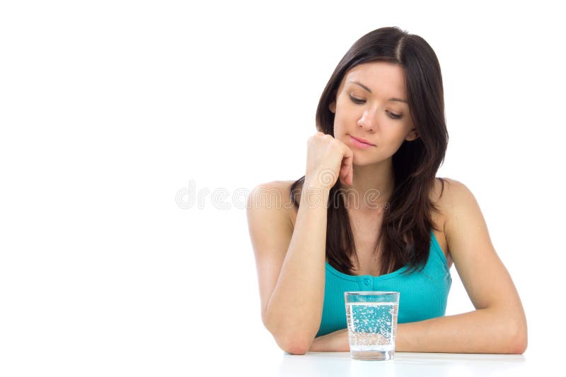 Vrouw die bereid om glas water te drinken wordt