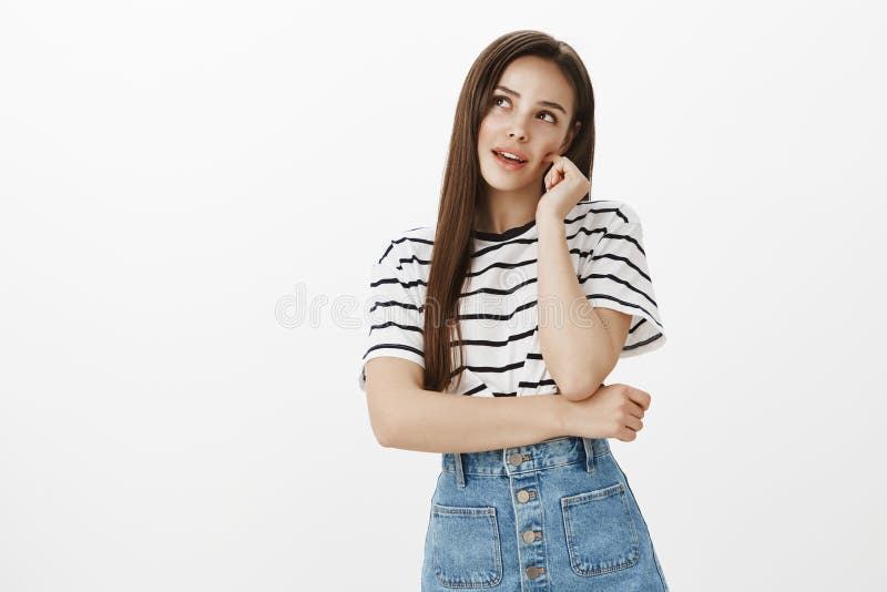 Vrouw die besluiten in mening, het denken nemen Portret van creatief aantrekkelijk jong Europees wijfje, die op en kijken wat bet royalty-vrije stock foto Vrouw die besluiten in mening, het denken nemen Portret van creatief aantrekkelijk jong Europees wijfje, die op en kijken wat bet royalty-vrije stock foto