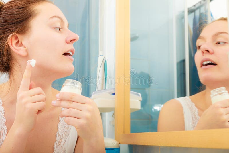 Vrouw die bevochtigende huidroom toepassen Skincare stock foto Vrouw die bevochtigende huidroom toepassen Skincare stock foto
