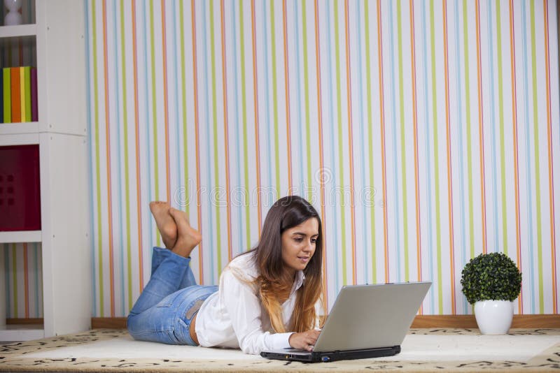 Vrouw die bij Haar Laptop werken stock afbeelding Vrouw die bij Haar Laptop werken stock afbeelding