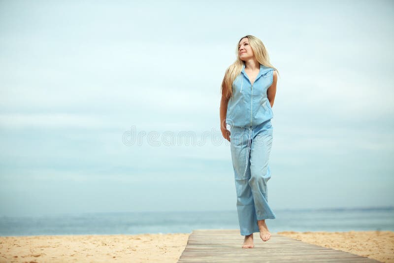 Vrouw die bij het strand rust stock afbeelding Vrouw die bij het strand rust stock afbeelding