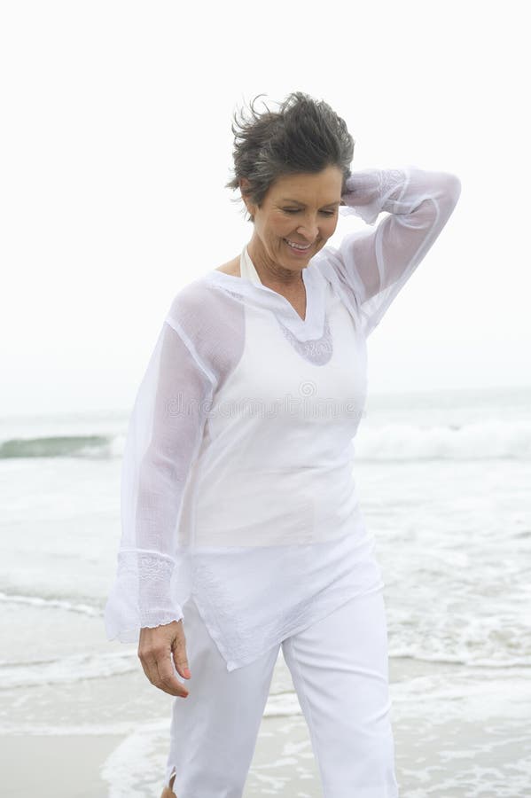 Vrouw die bij Strand lopen royalty-vrije stock afbeelding Vrouw die bij Strand lopen royalty-vrije stock afbeelding
