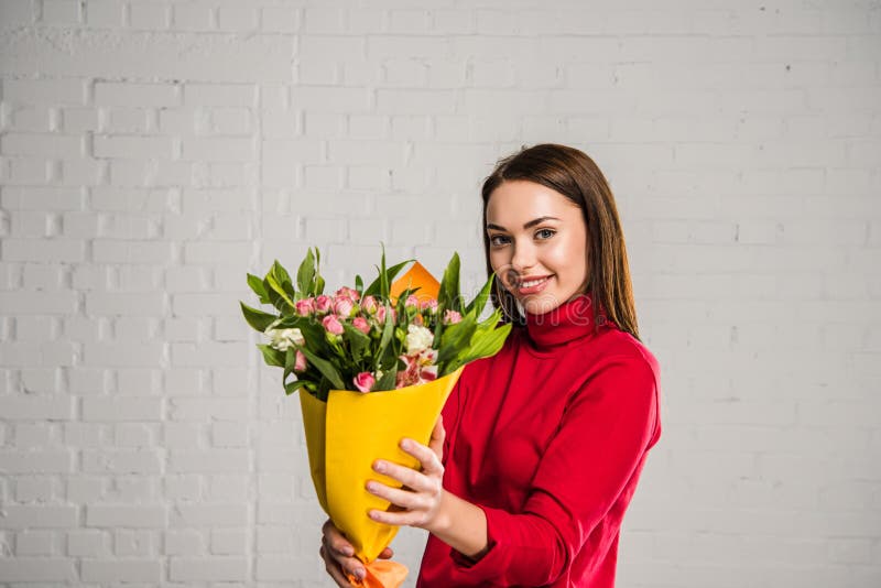 Vrouw die boeket van bloemen tonen stock foto's Vrouw die boeket van bloemen tonen stock foto's