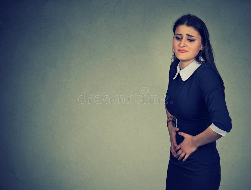 Vrouw die buikpijnmaagpijn of menstruele klemmen hebben stock foto's Vrouw die buikpijnmaagpijn of menstruele klemmen hebben stock foto's