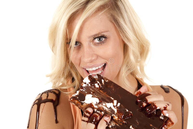 Vrouw die in chocolade druipt royalty-vrije stock fotografie Vrouw die in chocolade druipt royalty-vrije stock fotografie