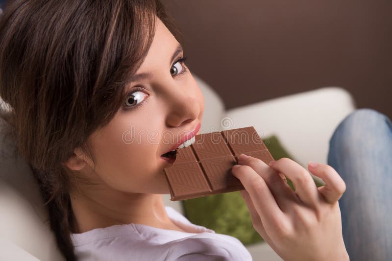 Vrouw die chocolade eten.