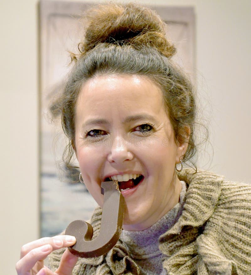 Vrouw die chocoladebrief eten royalty-vrije stock afbeelding Vrouw die chocoladebrief eten royalty-vrije stock afbeelding
