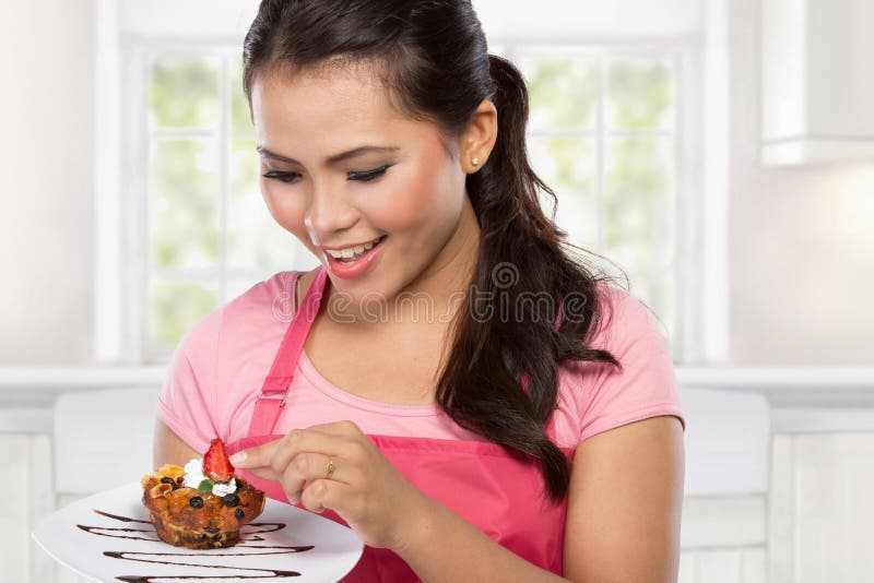 Vrouw die chocoladecake eten stock afbeeldingen Vrouw die chocoladecake eten stock afbeeldingen