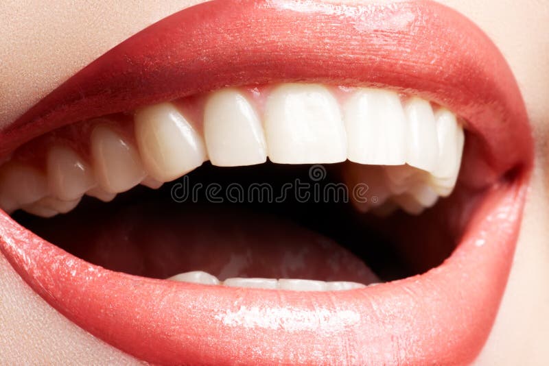 Vrouw die, close-up van glimlach met witte tanden lacht