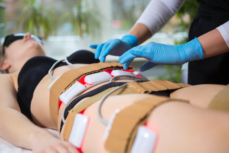 Vrouw die de lasertherapie van vermageringsdieetlipo in kuuroord ontvangen royalty-vrije stock afbeelding Vrouw die de lasertherapie van vermageringsdieetlipo in kuuroord ontvangen royalty-vrije stock afbeelding