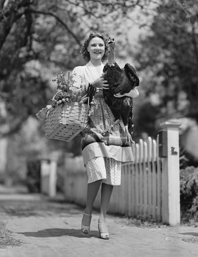 Vrouw die de levende mand van Turkije en van de kruidenierswinkel dragen (Alle afgeschilderde personen leven niet langer en geen royalty-vrije stock foto's Vrouw die de levende mand van Turkije en van de kruidenierswinkel dragen (Alle afgeschilderde personen leven niet langer en geen royalty-vrije stock foto's