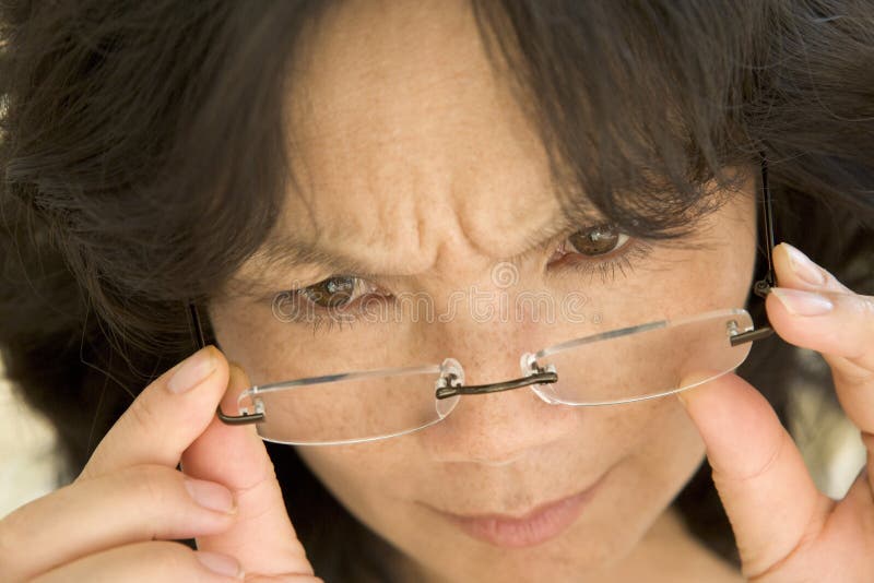 Vrouw die door Nieuwe Glazen kijkt stock foto's Vrouw die door Nieuwe Glazen kijkt stock foto's