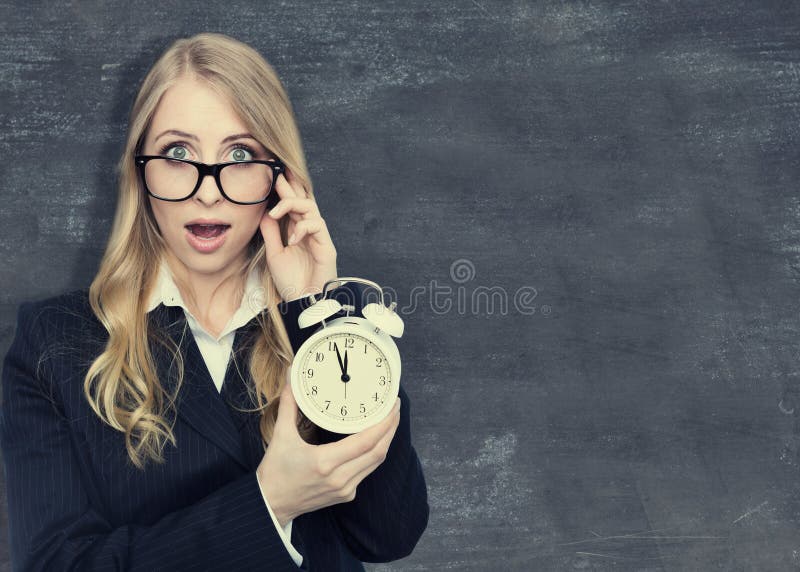 Vrouw die een alarmclock houden Vuile geweven royalty-vrije stock foto Vrouw die een alarmclock houden Vuile geweven royalty-vrije stock foto