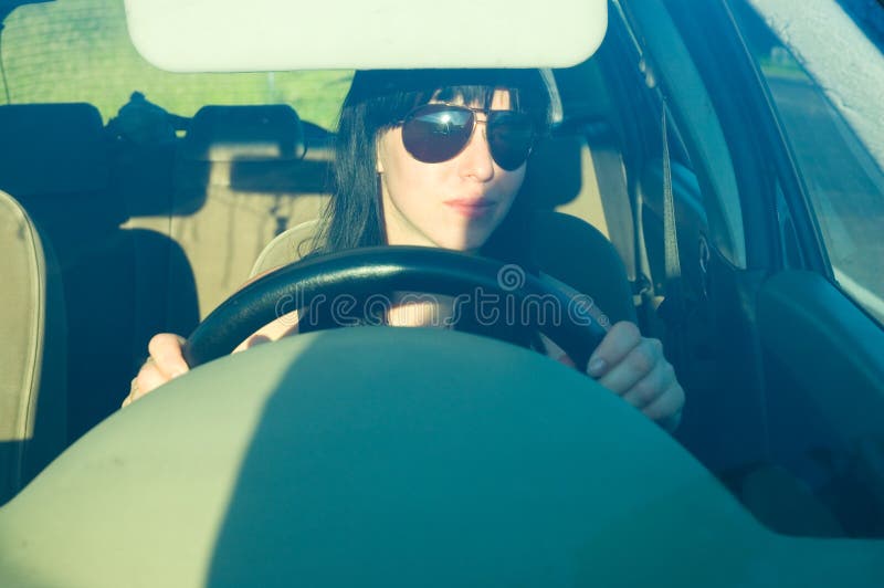 Vrouw die een auto rijdt royalty-vrije stock fotografie