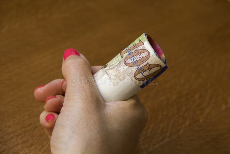 Vrouw die een bos van Israëlische Nieuwe Sheqel-bankbiljetten houden royalty-vrije stock foto Vrouw die een bos van Israëlische Nieuwe Sheqel-bankbiljetten houden royalty-vrije stock foto