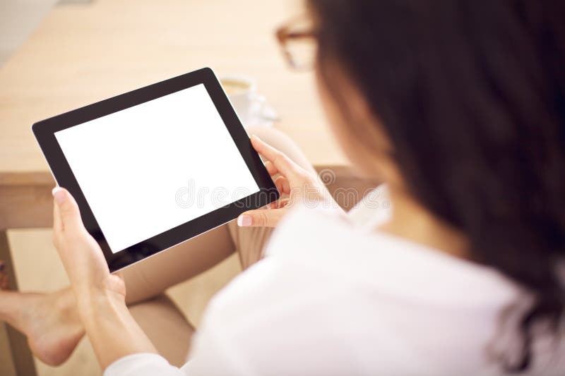 Vrouw die een Digitale Tablet in Haar Handen houden royalty-vrije stock afbeeldingen Vrouw die een Digitale Tablet in Haar Handen houden royalty-vrije stock afbeeldingen