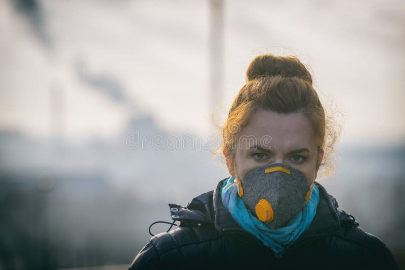 Vrouw die een echt masker van het anti-vervuilings, antimist en virussengezicht dragen stock fotografie Vrouw die een echt masker van het anti-vervuilings, antimist en virussengezicht dragen stock fotografie