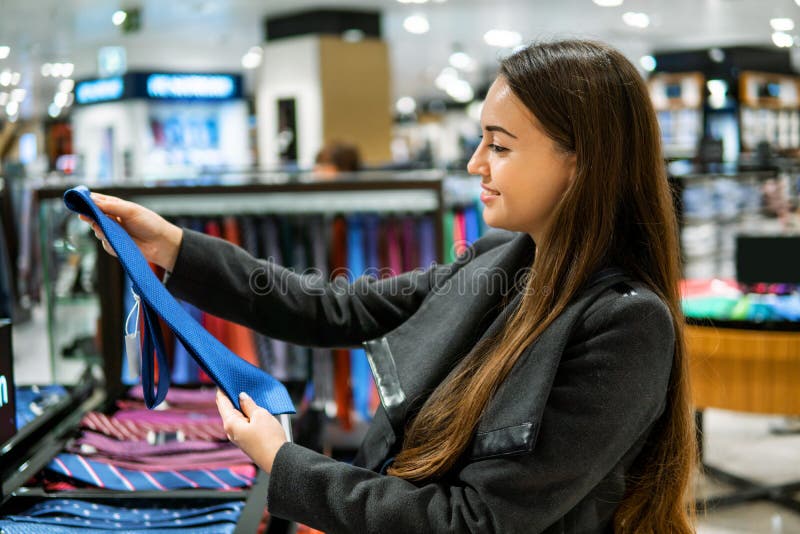 Vrouw die een giftband in een opslagsupermarkt vinden royalty-vrije stock afbeeldingen Vrouw die een giftband in een opslagsupermarkt vinden royalty-vrije stock afbeeldingen