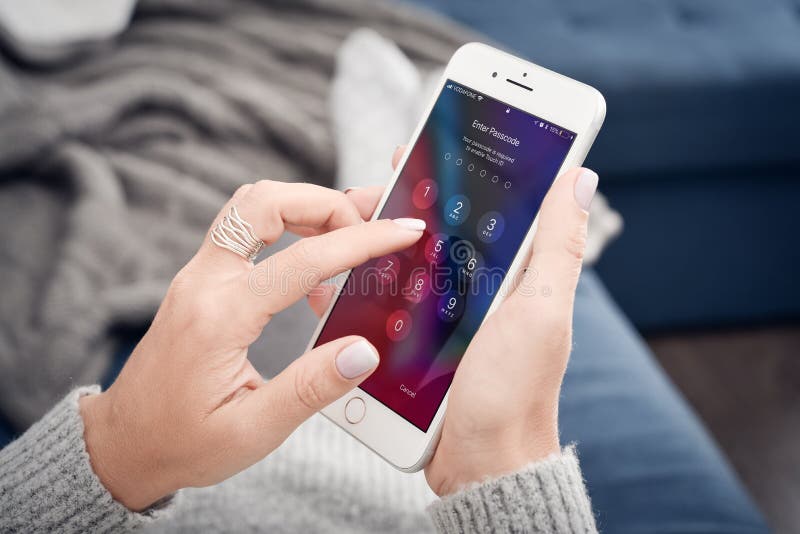 Vrouw houdt een gloednieuwe Apple iPhone 8 Plus vast stock afbeelding