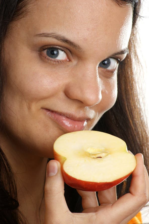 vrouw die een halve appel houdt stock foto vrouw die een halve appel houdt stock foto