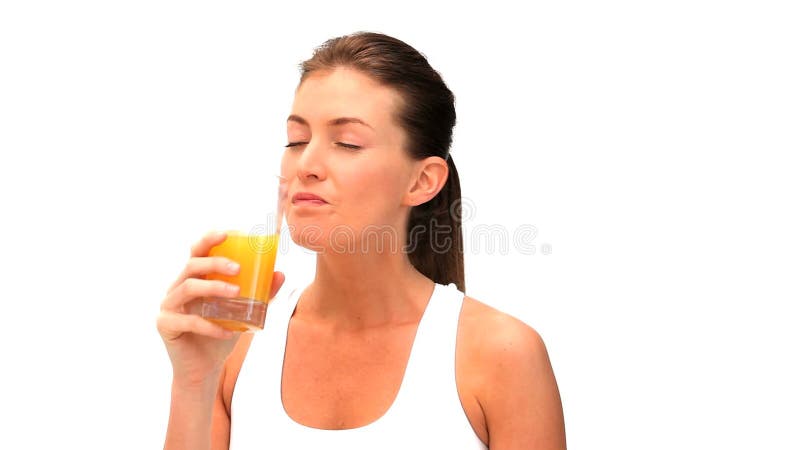 Vrouw die een jus d'orange drinken