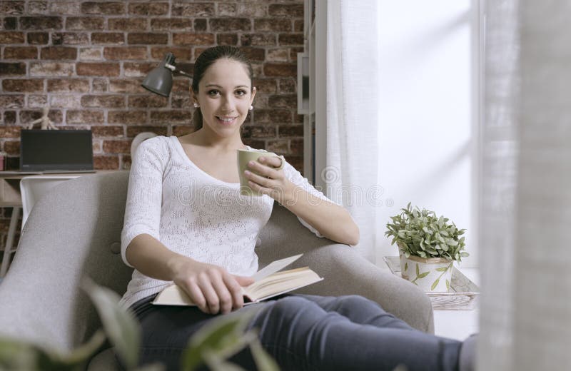 Vrouw die een koffiepauze en het lezen hebben royalty-vrije stock foto Vrouw die een koffiepauze en het lezen hebben royalty-vrije stock foto