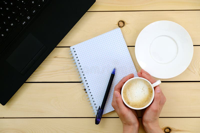 Vrouw die een kop van koffie houdt Lege spatie, pen, laptop stock afbeelding Vrouw die een kop van koffie houdt Lege spatie, pen, laptop stock afbeelding