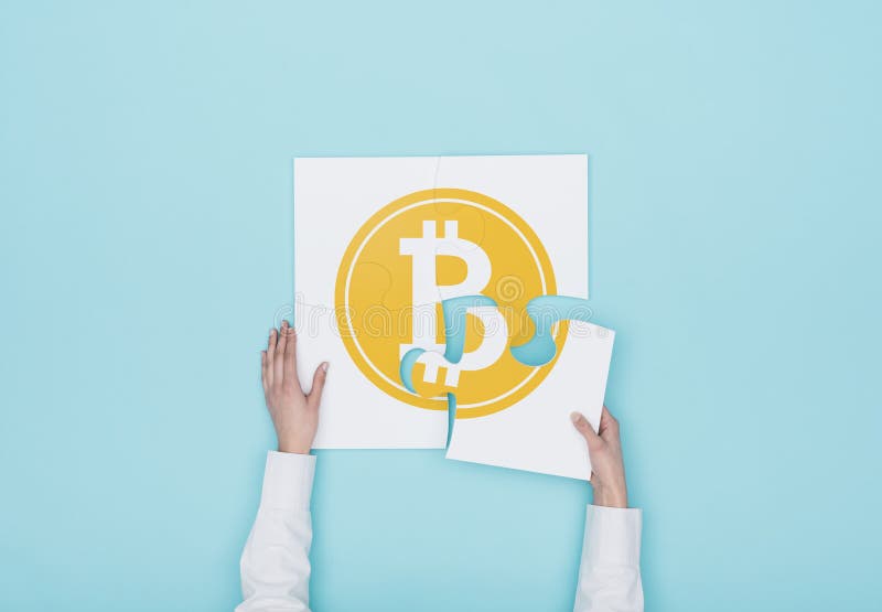 Vrouw die een raadsel met een bitcoinpictogram voltooien stock foto Vrouw die een raadsel met een bitcoinpictogram voltooien stock foto