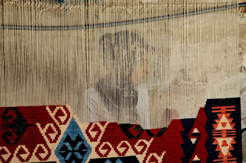 Vrouw die een traditioneel Turks tapijt weeft royalty-vrije stock foto Vrouw die een traditioneel Turks tapijt weeft royalty-vrije stock foto