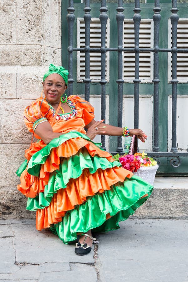 Vrouw Een Traditionele in Oud Havana Dragen Redactionele - Image of cultuur, havanna: 48906867