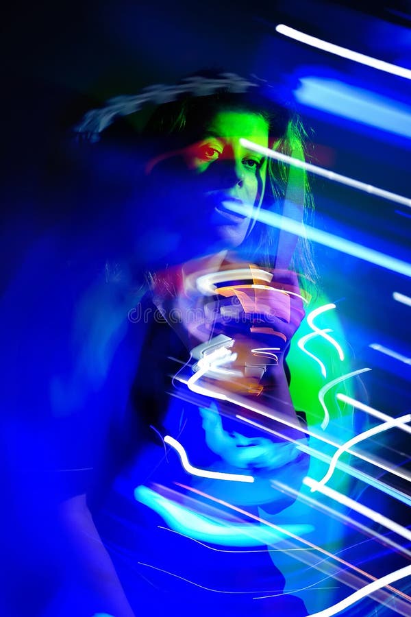 Vrouw die een virtuele realiteit gebruikt. verbaasd , jong , stijlvol vrouwportret in futuristische fantasienavond abstract neonli stock foto's Vrouw die een virtuele realiteit gebruikt. verbaasd , jong , stijlvol vrouwportret in futuristische fantasienavond abstract neonli stock foto's