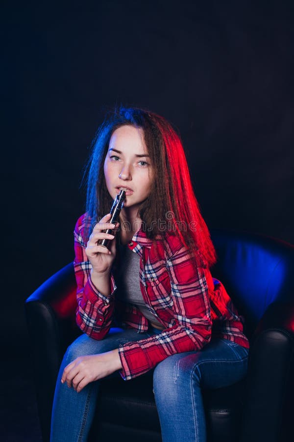 Vrouw die elektronische sigaret met rook roken royalty-vrije stock foto's Vrouw die elektronische sigaret met rook roken royalty-vrije stock foto's