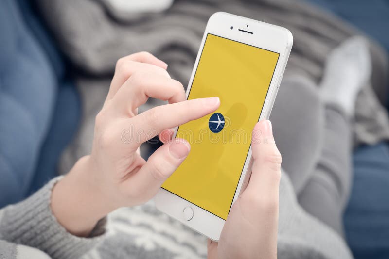 Vrouw die de Expedia-app gebruikt op een Apple iPhone 8 Plus royalty-vrije stock afbeeldingen
