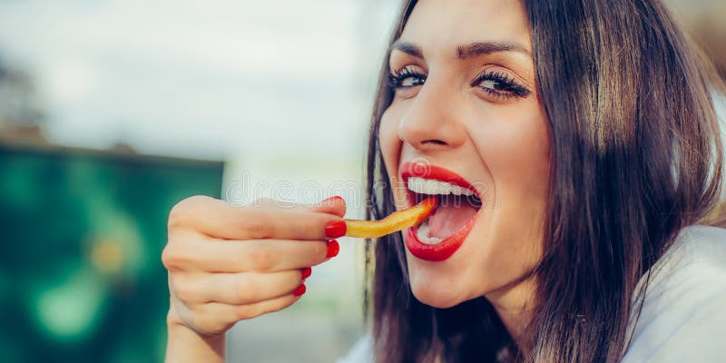 Vrouw Die Frietenaardappel Met Ketchup In Een Restaurant Eten Stock Foto -  Image Of Eten, Diner: 92617910
