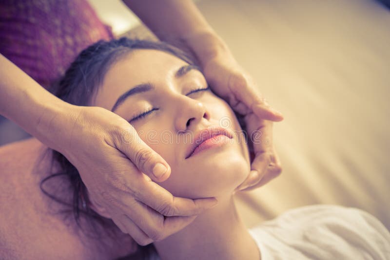 Vrouw die gezicht en hoofdmassage in Thaise Massage spa krijgen stock fotografie Vrouw die gezicht en hoofdmassage in Thaise Massage spa krijgen stock fotografie