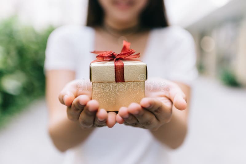 Vrouw die giftdoos tonen stock fotografie Vrouw die giftdoos tonen stock fotografie
