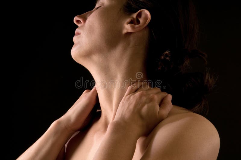 Vrouw die haar hals masseert stock afbeelding Vrouw die haar hals masseert stock afbeelding
