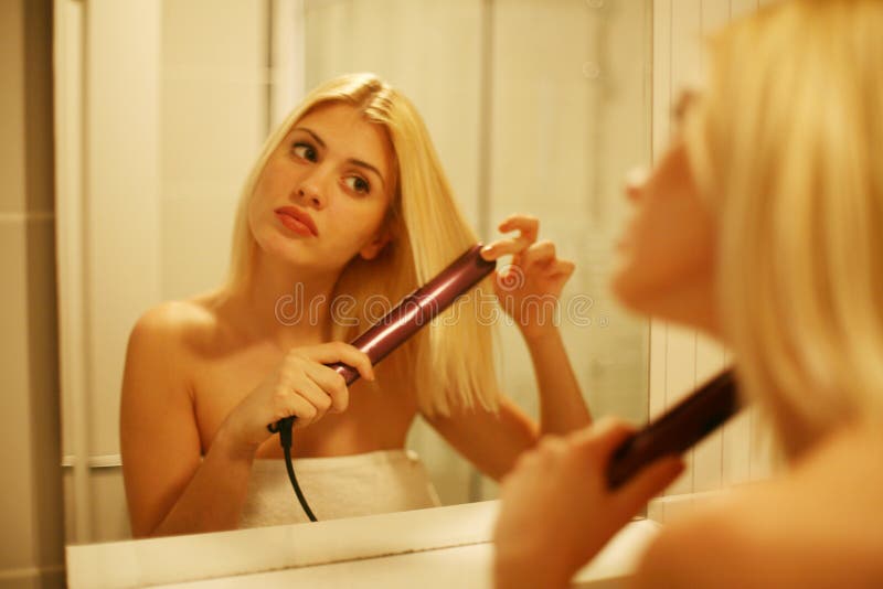 Vrouw die haar met rechtgemaakt rechtmaken stock foto's Vrouw die haar met rechtgemaakt rechtmaken stock foto's
